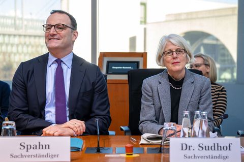Corona-Aufarbeitung im Bundestag: Jens Spahn und die frühere Sonderermittlerin Margaretha Sudhof. Foto: Soeren Stache/dpa