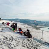 Wen die türkische Riviera nicht als Badewanne sondern Rundreise-Ziel interessiert, kommt nach dem Jahreswechsel gut herum: Alanya, Konakli, Manavgat plus das Weltkulturerbe Pamukkale. Zu sehen gibt Städte, Thermalquellen und die berühmten Kalksinterterrassen.   Sieben Nächte bei Aldi/Berge und Meer ab 320 Euro pro Person
