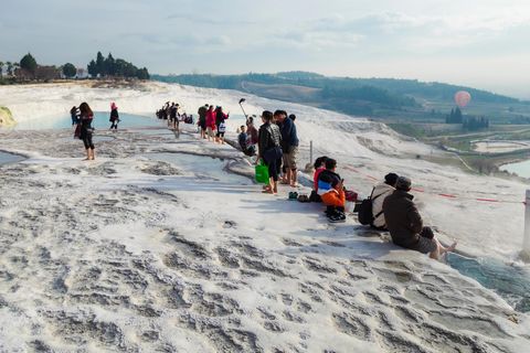 Wer sich für die türkische Riviera nicht als Badewanne, sondern als Rundreise-Ziel interessiert, kommt nach dem Jahreswechsel gut herum: Alanya, Konakli, Manavgat plus das Weltkulturerbe Pamukkale. Zu sehen gibt es Städte, Thermalquellen und die berühmten Kalksinterterrassen.  Sieben Nächte bei Aldi/Berge und Meer ab 320 Euro pro Person