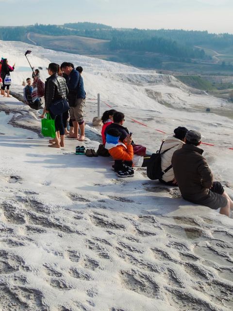 Wer sich für die türkische Riviera nicht als Badewanne, sondern als Rundreise-Ziel interessiert, kommt nach dem Jahreswechsel gut herum: Alanya, Konakli, Manavgat plus das Weltkulturerbe Pamukkale. Zu sehen gibt es Städte, Thermalquellen und die berühmten Kalksinterterrassen.  Sieben Nächte bei Aldi/Berge und Meer ab 320 Euro pro Person