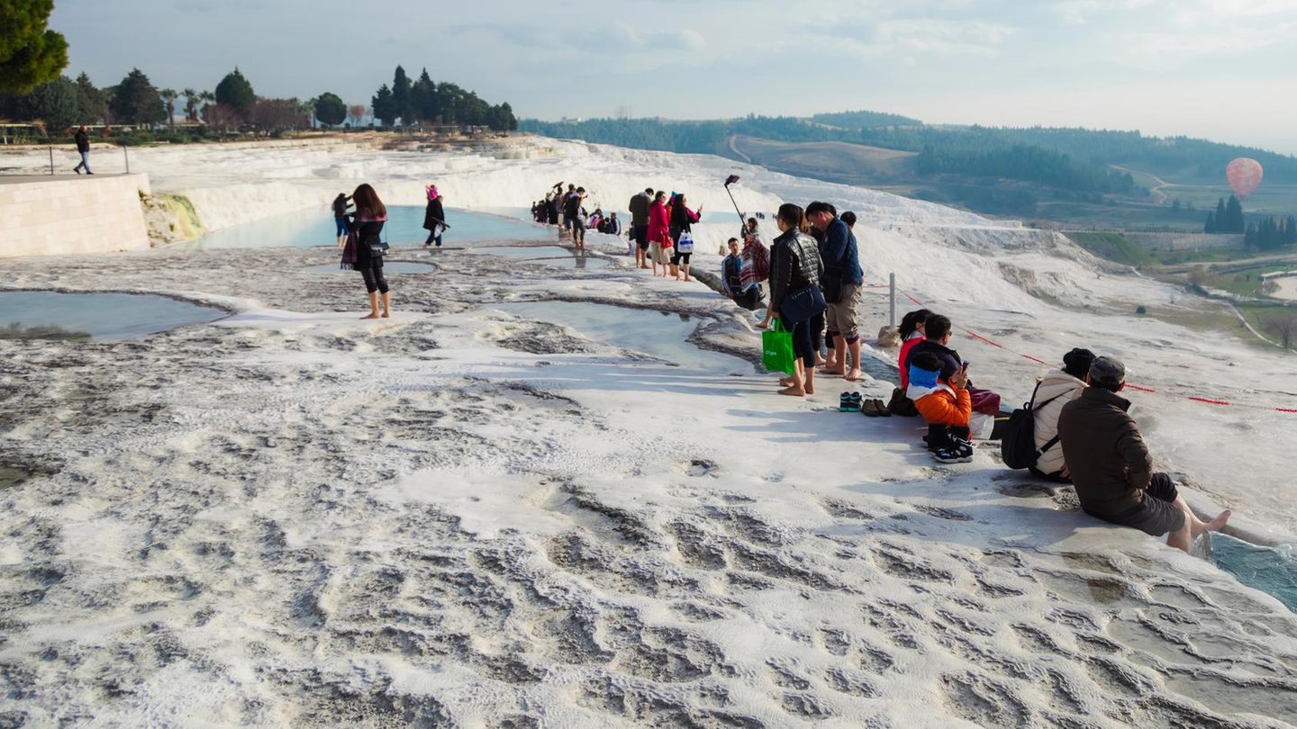 Wer sich für die türkische Riviera nicht als Badewanne, sondern als Rundreise-Ziel interessiert, kommt nach dem Jahreswechsel gut herum: Alanya, Konakli, Manavgat plus das Weltkulturerbe Pamukkale. Zu sehen gibt es Städte, Thermalquellen und die berühmten Kalksinterterrassen.  Sieben Nächte bei Aldi/Berge und Meer ab 320 Euro pro Person