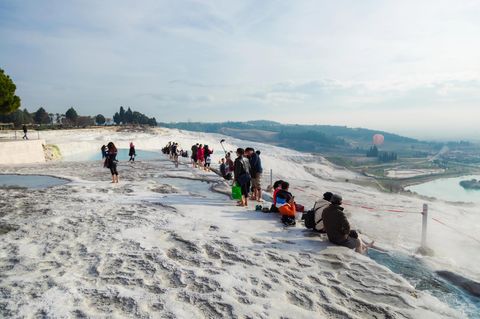 Wen die türkische Riviera nicht als Badewanne sondern Rundreise-Ziel interessiert, kommt nach dem Jahreswechsel gut herum: Alanya, Konakli, Manavgat plus das Weltkulturerbe Pamukkale. Zu sehen gibt Städte, Thermalquellen und die berühmten Kalksinterterrassen.   Sieben Nächte bei Aldi/Berge und Meer ab 320 Euro pro Person