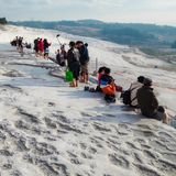 Wer sich für die türkische Riviera nicht als Badewanne, sondern als Rundreise-Ziel interessiert, kommt nach dem Jahreswechsel gut herum: Alanya, Konakli, Manavgat plus das Weltkulturerbe Pamukkale. Zu sehen gibt es Städte, Thermalquellen und die berühmten Kalksinterterrassen.  Sieben Nächte bei Aldi/Berge und Meer ab 320 Euro pro Person