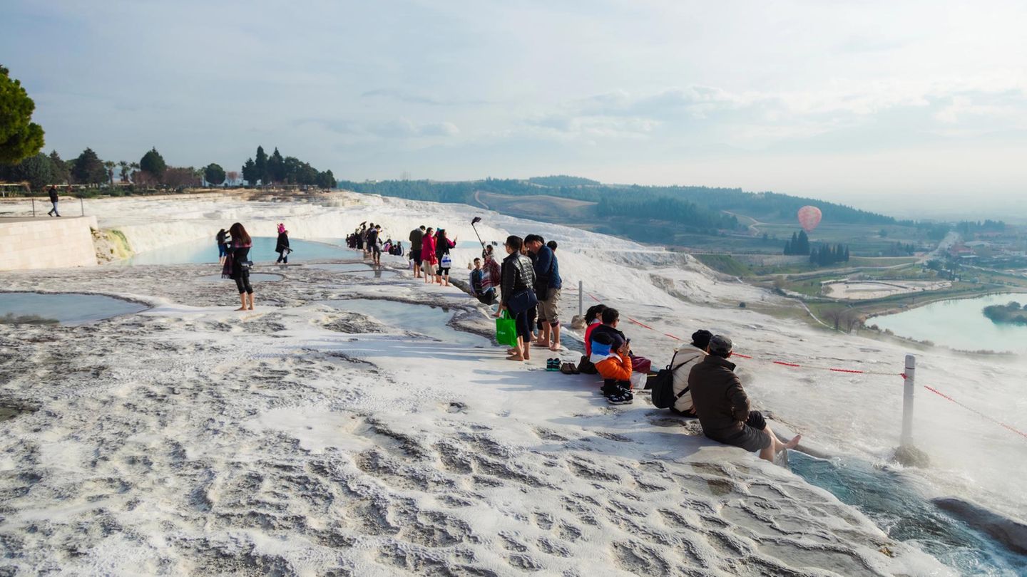 Wer sich für die türkische Riviera nicht als Badewanne, sondern als Rundreise-Ziel interessiert, kommt nach dem Jahreswechsel gut herum: Alanya, Konakli, Manavgat plus das Weltkulturerbe Pamukkale. Zu sehen gibt es Städte, Thermalquellen und die berühmten Kalksinterterrassen.  Sieben Nächte bei Aldi/Berge und Meer ab 320 Euro pro Person