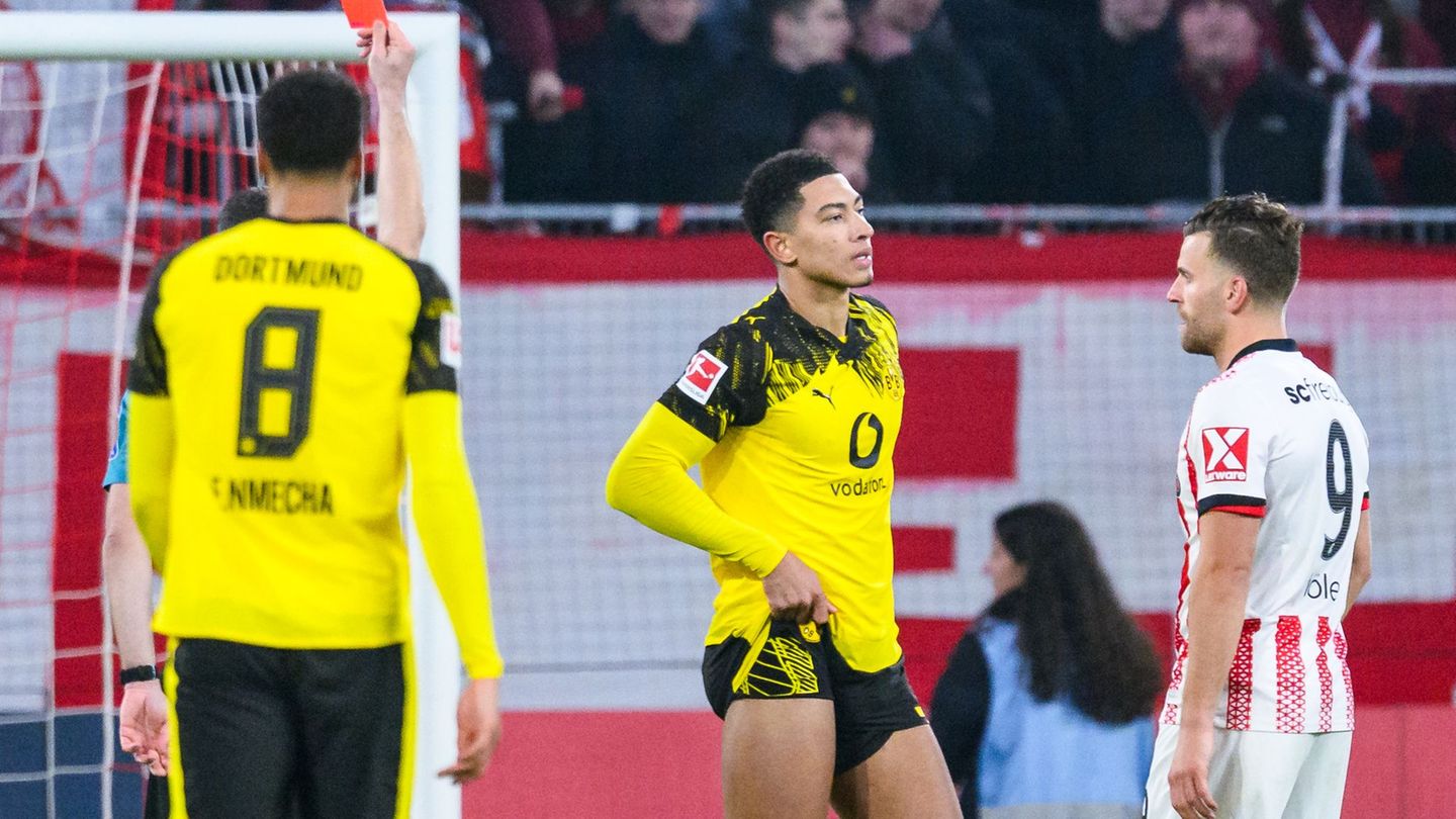 Sah für eine Notbremse die Rote Karte: Dortmunds Jobe Bellingham (M.). Foto: Tom Weller/dpa