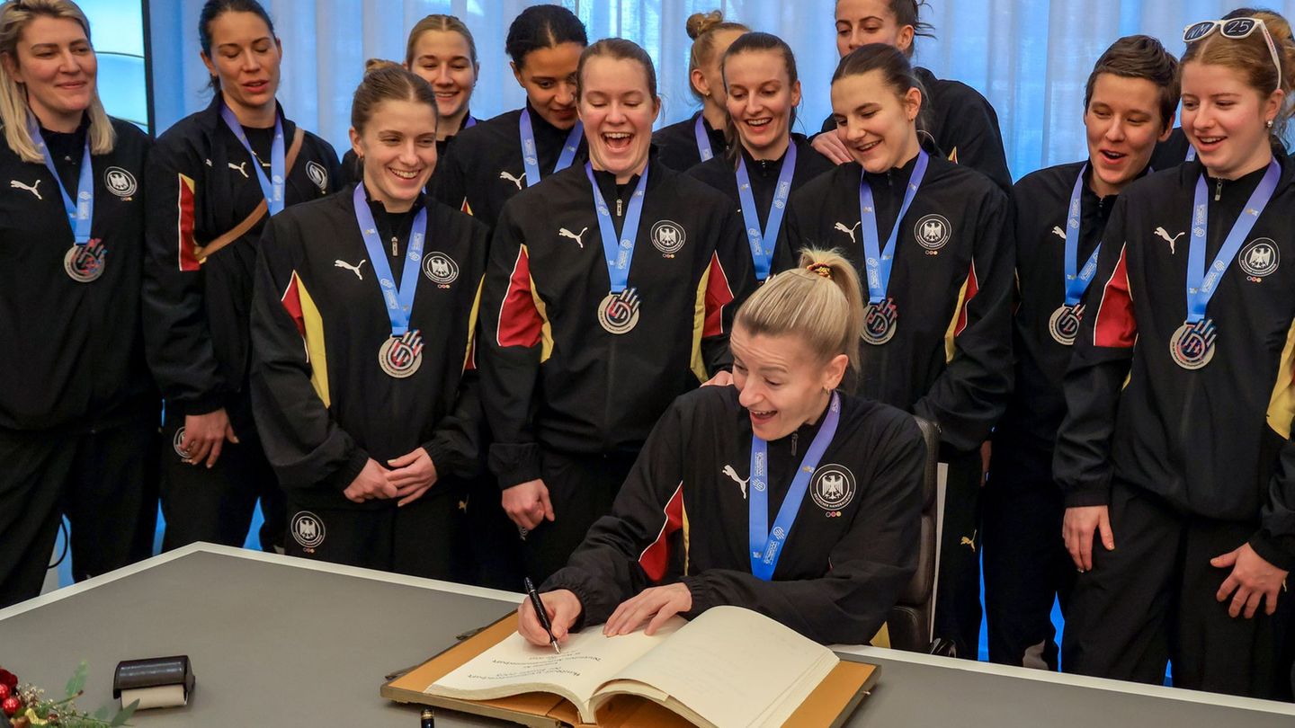 Die deutschen Handballerinnen tragen sich in das Goldene Buch der Stadt Dortmund ein. Foto: Christoph Reichwein/dpa