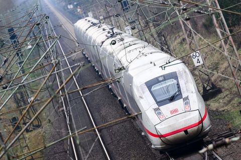 Ein ICE der Deutschen Bahn auf einer Bahnstrecke