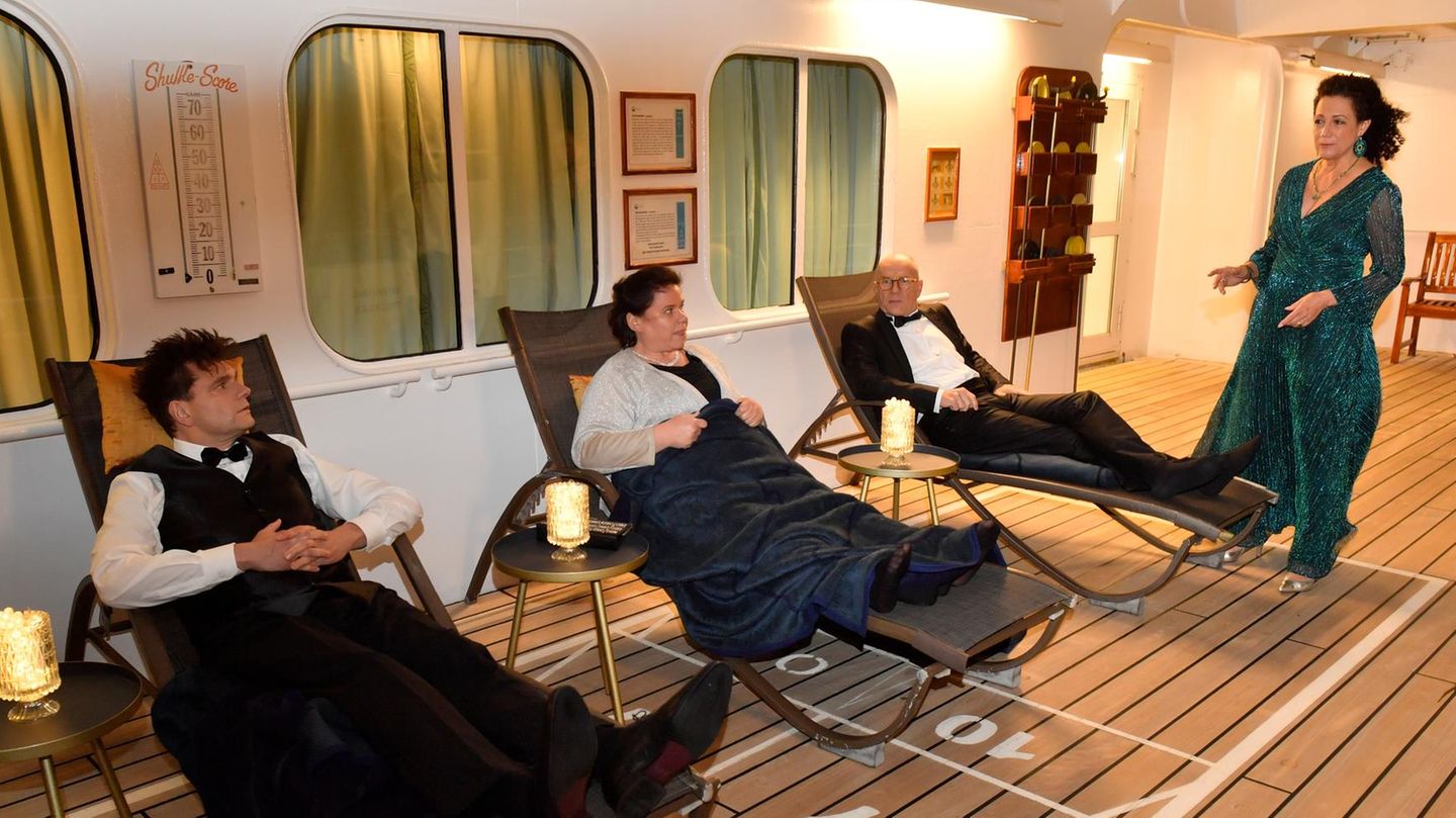 Szene aus "Das Traumschiff": Hanna Liebhold (Barbara Wussow, r.) ist besorgt: Was planen Peter Keller (Lutz van der Horst), Emilia Gronewald (Nadine Wrietz) und Oliver Stiller (Götz Schubert, von links)?
