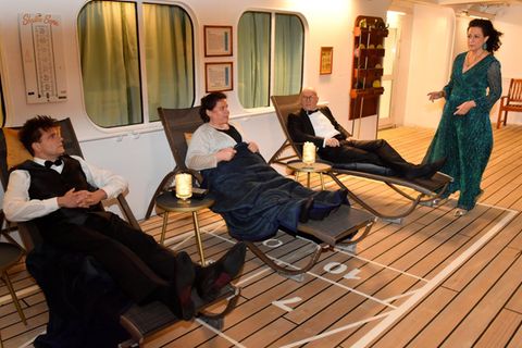 Szene aus "Das Traumschiff": Hanna Liebhold (Barbara Wussow, r.) ist besorgt: Was planen Peter Keller (Lutz van der Horst), Emilia Gronewald (Nadine Wrietz) und Oliver Stiller (Götz Schubert, von links)?