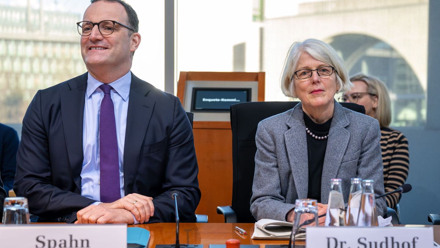 Corona-Aufarbeitung im Bundestag: Jens Spahn und die frühere Sonderermittlerin Margaretha Sudhof. Foto: Soeren Stache/dpa