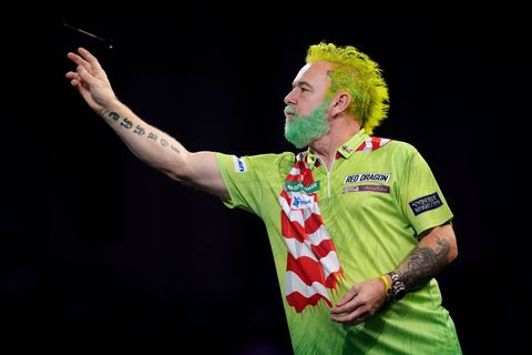 Peter Wright als Weihnachtsgrinch. Foto: John Walton/PA Wire/dpa