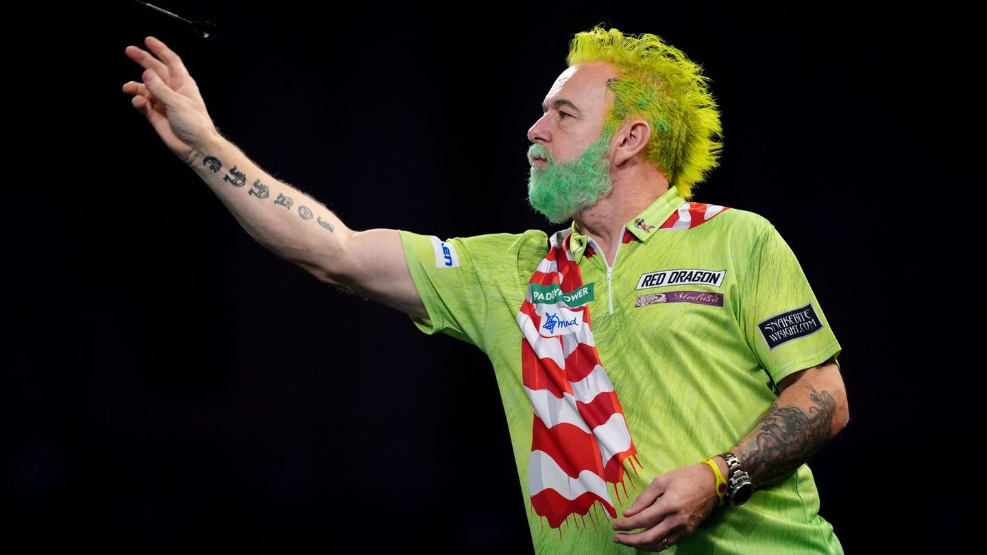 Peter Wright als Weihnachtsgrinch. Foto: John Walton/PA Wire/dpa
