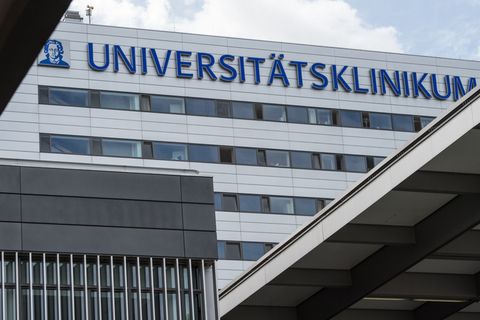 Am Uniklinikum wird zum Warnstreik aufgerufen. (Archivbild) Foto: Boris Roessler/dpa