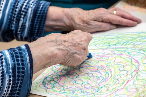 Mediziner gehen davon aus, dass mit wachsender Lebenserwartung die Zahl der Demenzerkrankungen spürbar zunimmt. (Illustration) F