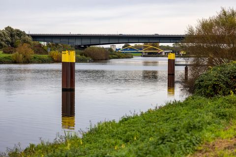 Sieht idyllisch ist, ist aber eine extrem wichtige Autobahn-Verbindung in Duisburg: Die A59-Brücke über die Ruhr. (Archivbild) F