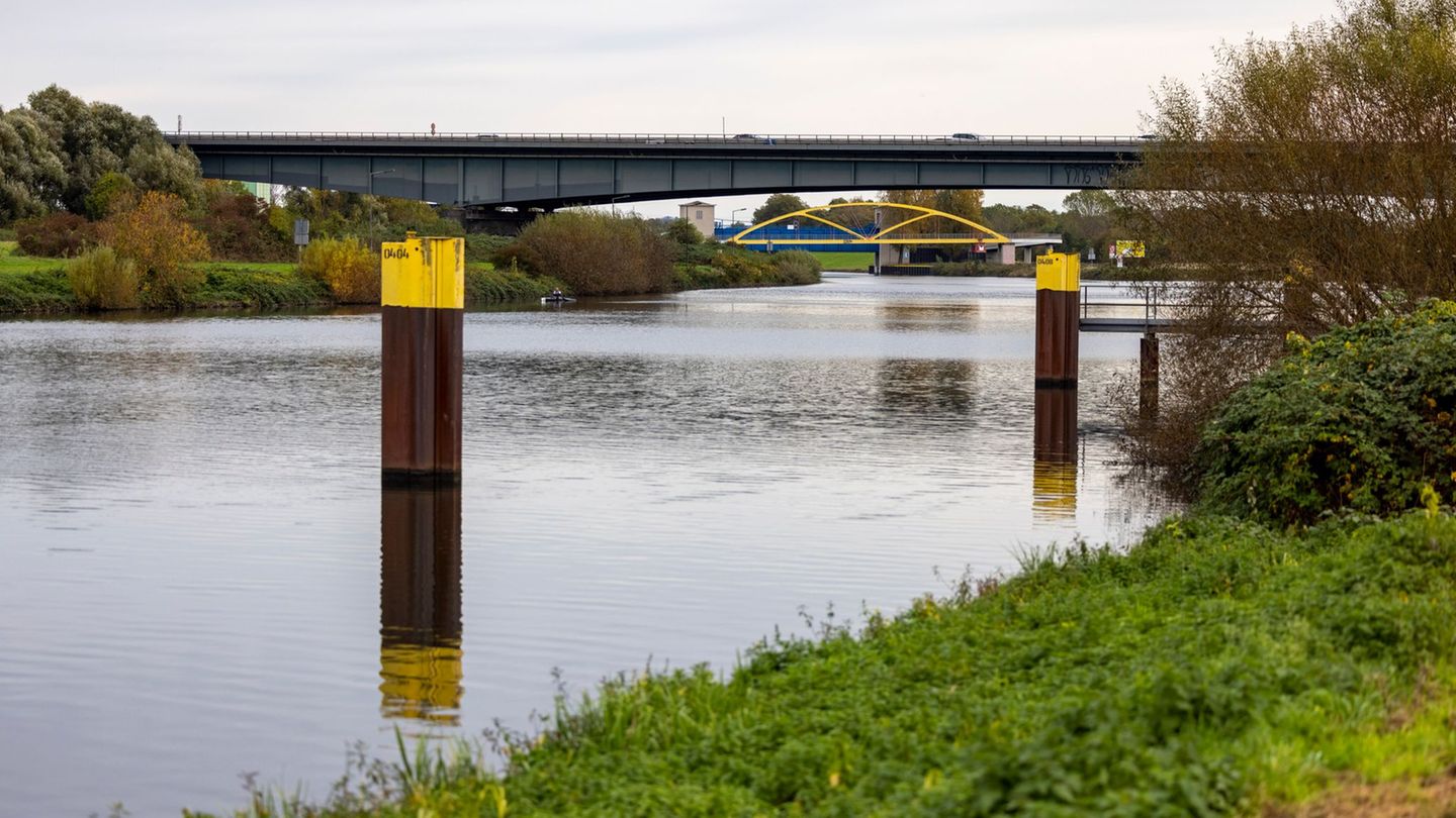 Sieht idyllisch ist, ist aber eine extrem wichtige Autobahn-Verbindung in Duisburg: Die A59-Brücke über die Ruhr. (Archivbild) F