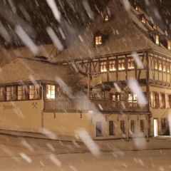 Ein Haus im Schnee