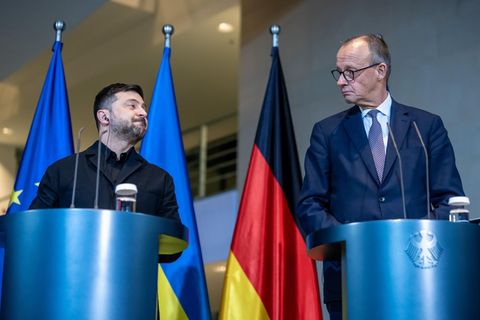 Bundeskanzler Friedrich Merz (CDU) neben Wolodymyr Selenskyj, Präsident der Ukraine (l)