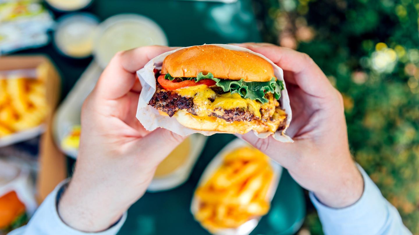 Restaurant, Strom, Bahn: Was 2026 alles teurer wird – und was billiger