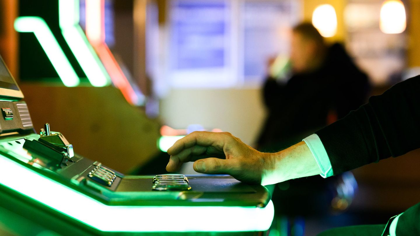 Wo bisher zwei Spielhallen unter einem Dach betrieben werden, darf bald nur noch eine bleiben. (Symbolbild) Foto: Julian Straten