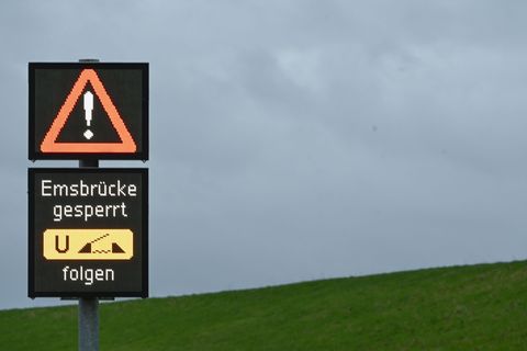 Die Jann-Berghaus-Brücke in Leer soll wegen des Warnstreiks fast den ganzen Dienstag für den Autoverkehr gesperrt werden. (Symbo