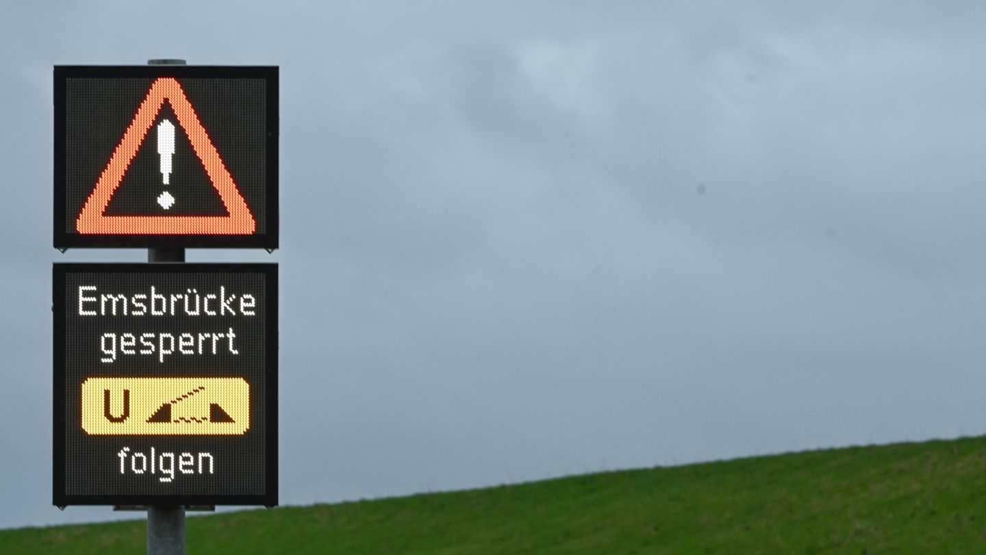 Die Jann-Berghaus-Brücke in Leer soll wegen des Warnstreiks fast den ganzen Dienstag für den Autoverkehr gesperrt werden. (Symbo