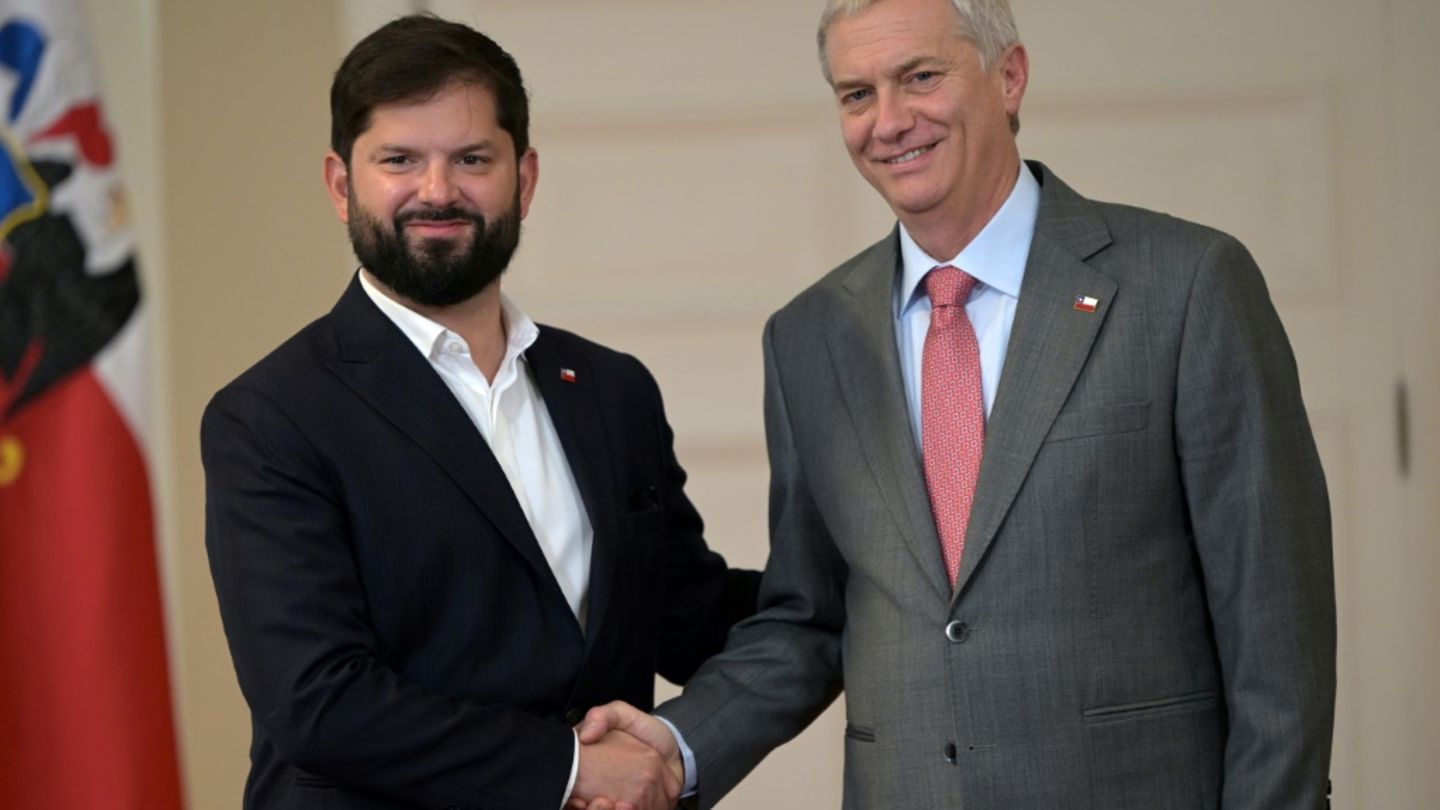 Boric und Kast schütteln sich die Hände