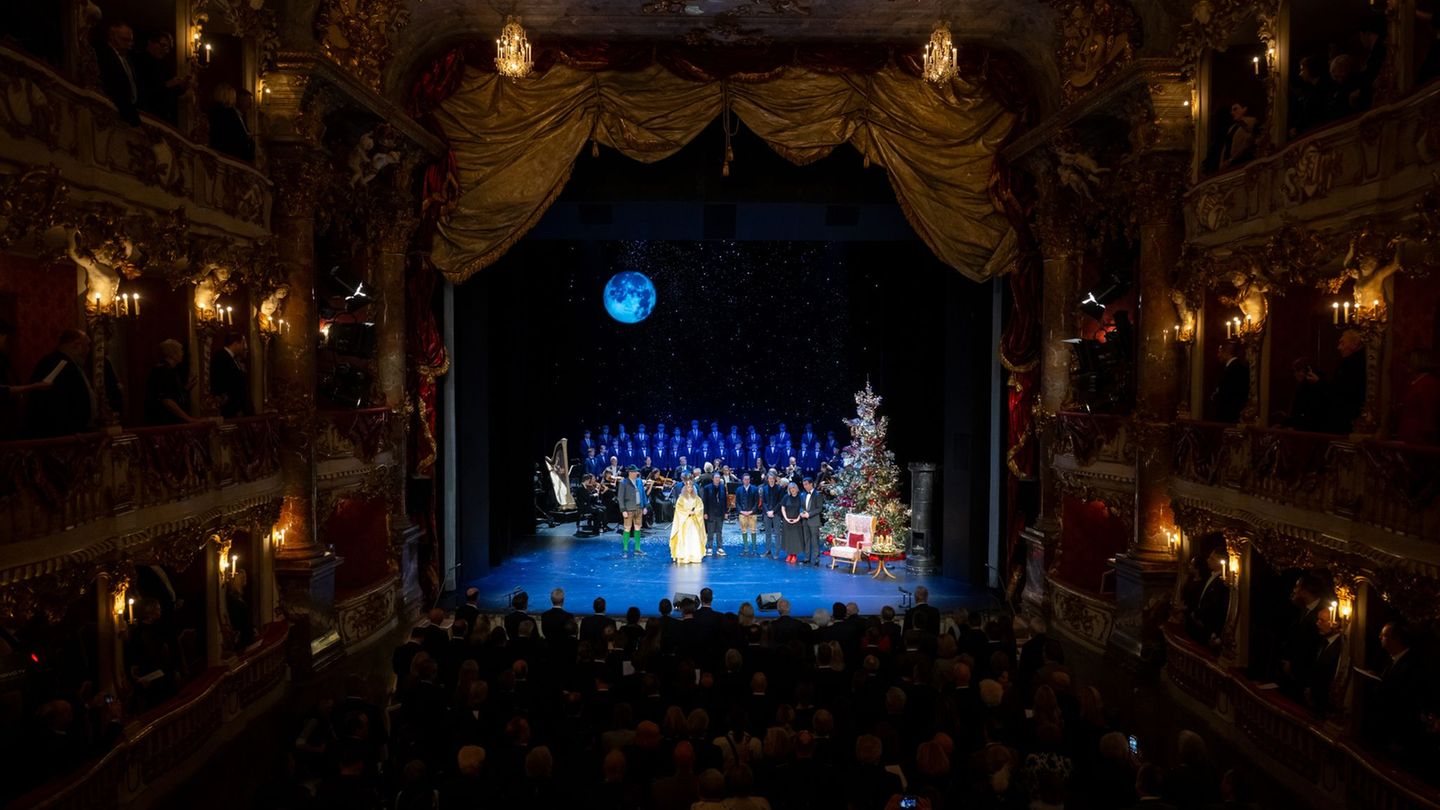 Im Cuvilliéstheater wurde es weihnachtlich. Foto: Sven Hoppe/dpa