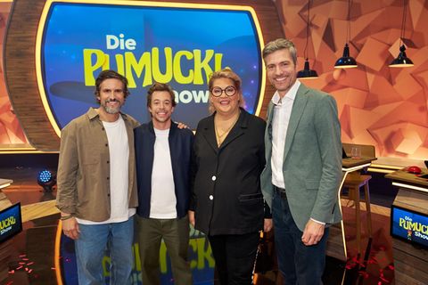 In der ersten Ausgabe der neuen "Pumuckl Show" kämpfen Tom Beck (links), Ilka Bessin und Ingo Zamperoni (rechts) um 50.000 Euro für einen guten Zweck. Moderiert wird der familienfreundliche Spielspaß von Tobias Krell, alias "Checker Tobi".