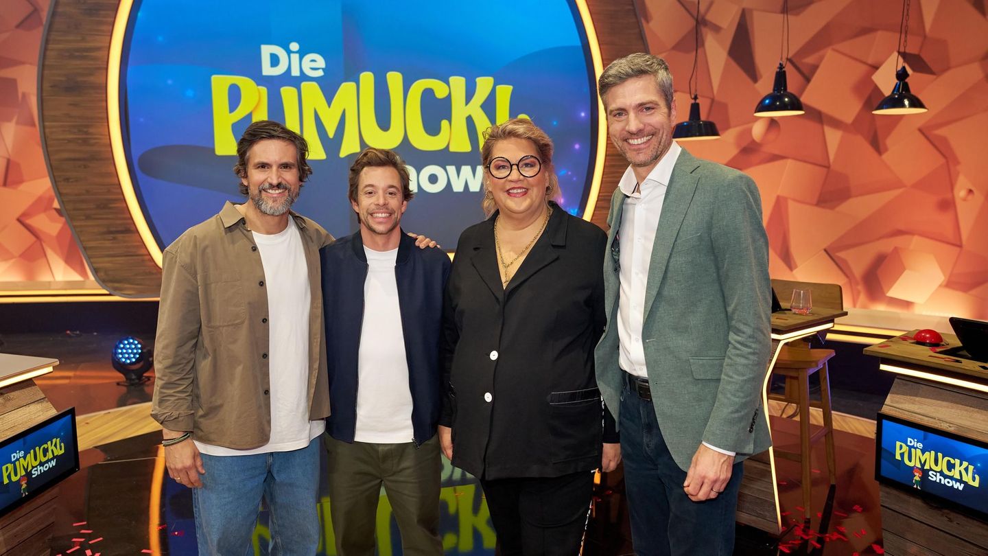 In der ersten Ausgabe der neuen "Pumuckl Show" kämpfen Tom Beck (links), Ilka Bessin und Ingo Zamperoni (rechts) um 50.000 Euro für einen guten Zweck. Moderiert wird der familienfreundliche Spielspaß von Tobias Krell, alias "Checker Tobi".