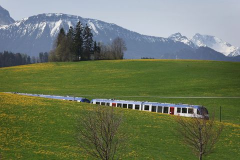 Regionalzüge übernehmen auch in Bayern eine immens wichtige Aufgabe im Bahnnetz. (Symbolbild) Foto: Karl-Josef Hildenbrand/dpa