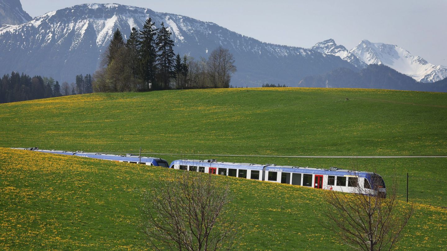 Regionalzüge übernehmen auch in Bayern eine immens wichtige Aufgabe im Bahnnetz. (Symbolbild) Foto: Karl-Josef Hildenbrand/dpa
