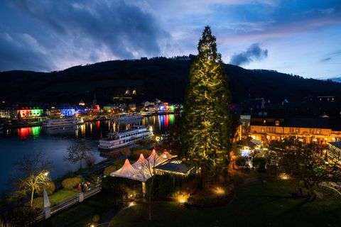 Für einen besonderen Weihnachtsmarkt nehmen die Gäste auch eine Fahrtstrecke in Kauf. (Archivbild) Foto: Harald Tittel/dpa