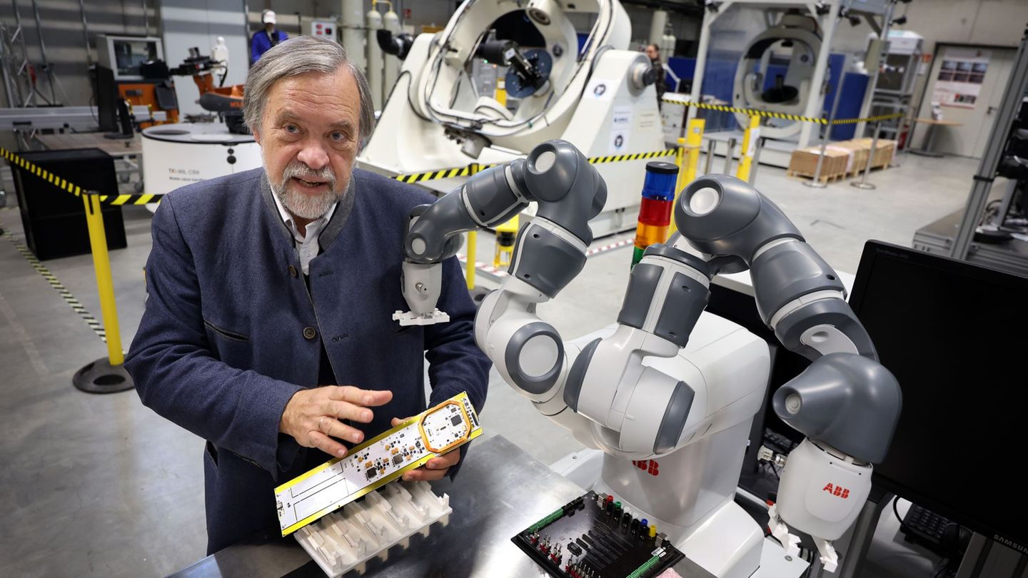 Schon vor 20 Jahren schickte Klaus Schilling kleine Satelliten ins All. Foto: Karl-Josef Hildenbrand/dpa