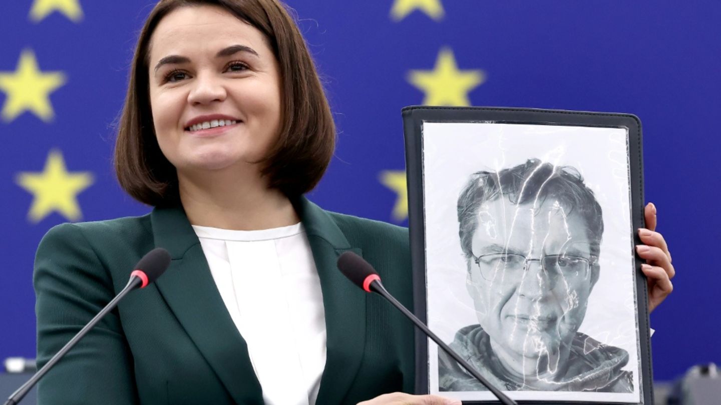 Die belarussische Oppositionelle Zichanowsakaj mit einem Bild des Journalisten Poczobut in Oktober in Straßburg