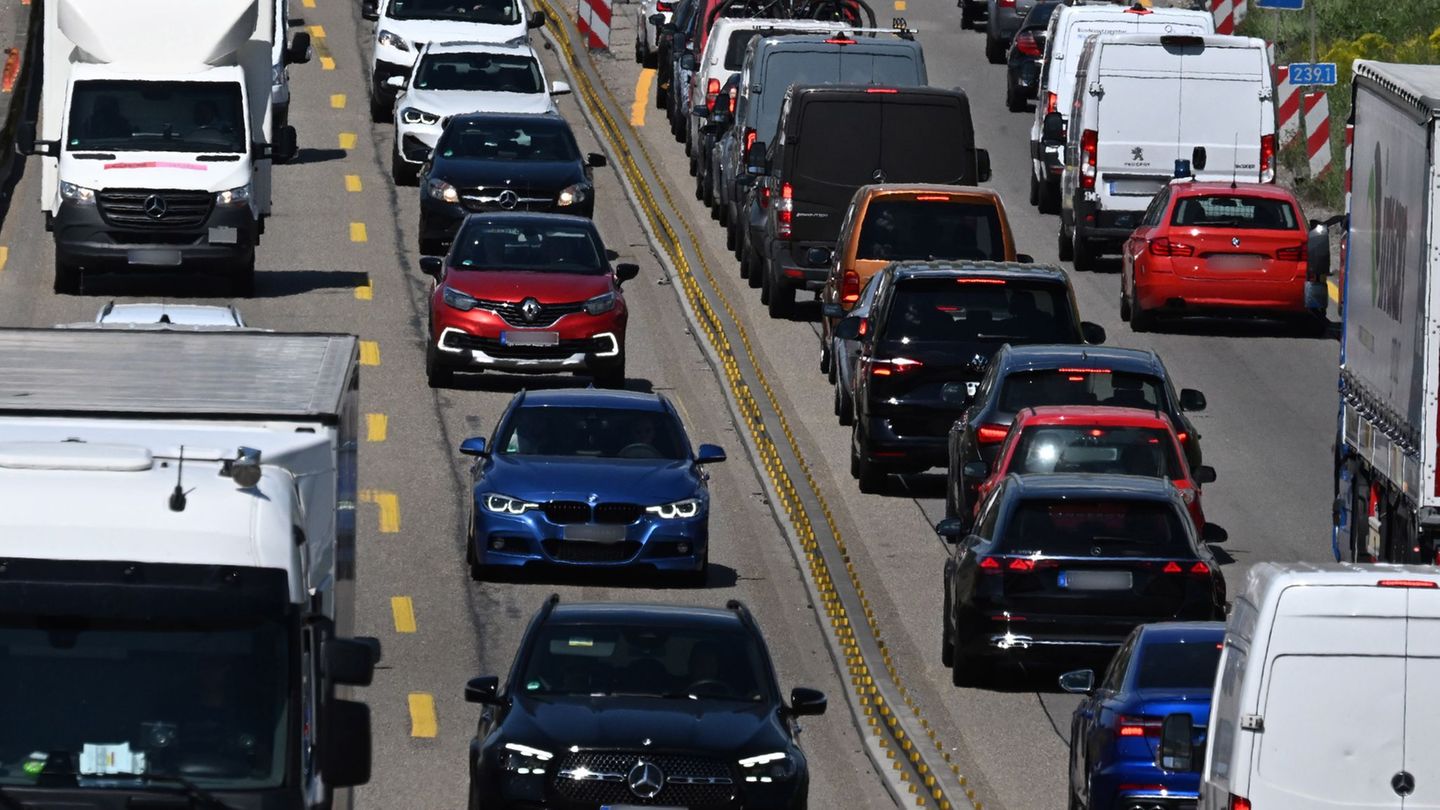 Der ADAC rät, die Fahrt in den Urlaub nicht auf das Wochenende vor Weihnachten zu legen.(Archiv) Foto: Bernd Weißbrod/dpa