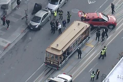 Mehr als ein Dutzend Menschen werden bei dem abrupten Halt verletzt. Foto: Uncredited/KGO-TV/AP/dpa