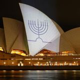 Sydney, Australien. Eine Menora mit drei Kerzen erhellt ein Segel des Opernhauses, des Wahrzeichens von Sydney. Der Anschlag auf das Chanukka-Fest am beliebten Bondi Beach war für Australien wie für die Welt eine weitere Lehrstunde zum Thema Antisemitismus. Der Premierminister versprach, das Problem zu bekämpfen. Ob er das schafft?