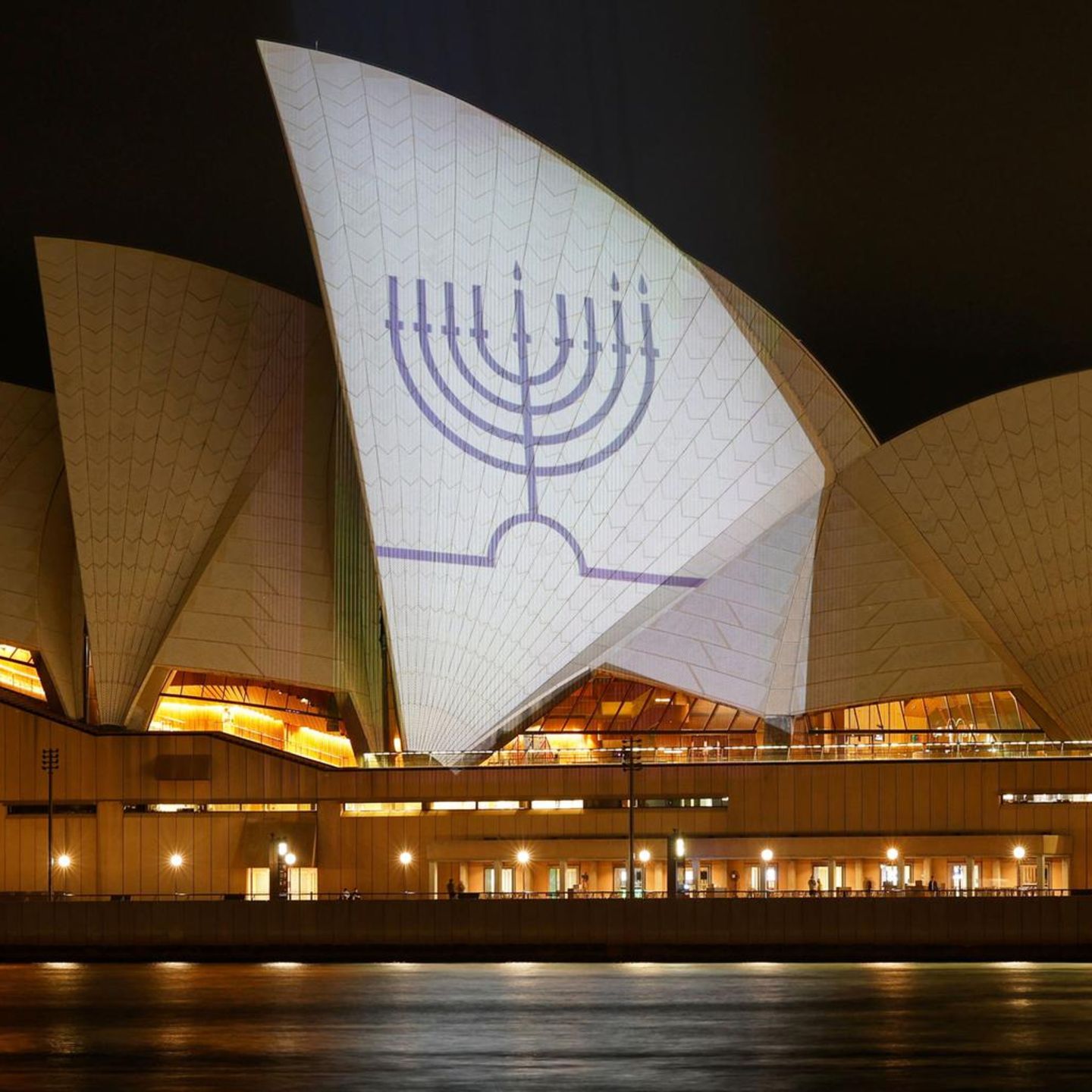 Sydney, Australien. Eine Menora mit drei Kerzen erhellt ein Segel des Opernhauses, des Wahrzeichens von Sydney. Der Anschlag auf das Chanukka-Fest am beliebten Bondi Beach war für Australien wie für die Welt eine weitere Lehrstunde zum Thema Antisemitismus. Der Premierminister versprach, das Problem zu bekämpfen. Ob er das schafft?