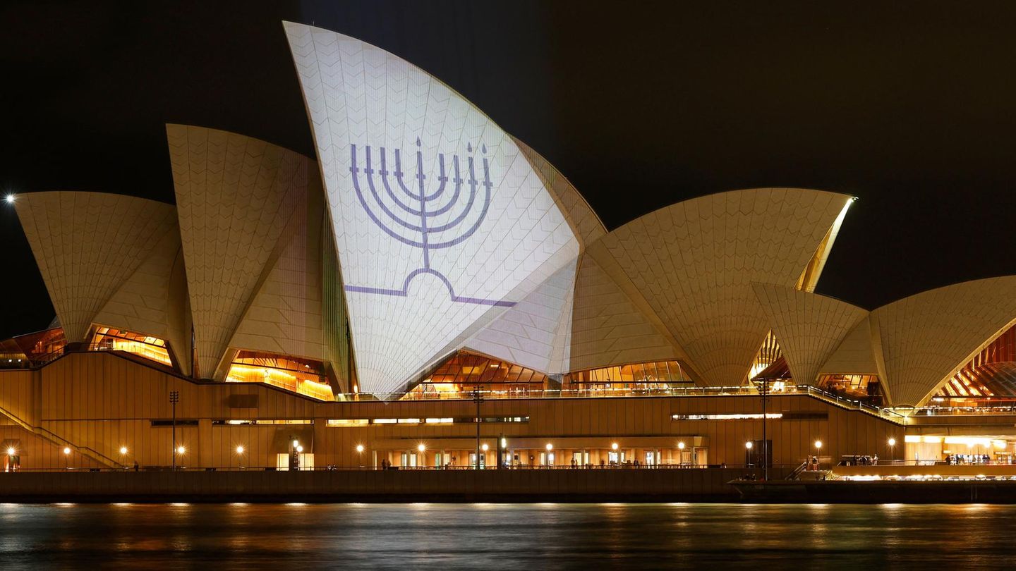 Sydney, Australien. Eine Menora mit drei Kerzen erhellt ein Segel des Opernhauses, des Wahrzeichens von Sydney. Der Anschlag auf das Chanukka-Fest am beliebten Bondi Beach war für Australien wie für die Welt eine weitere Lehrstunde zum Thema Antisemitismus. Der Premierminister versprach, das Problem zu bekämpfen. Ob er das schafft?
