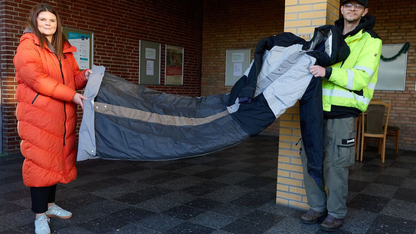 So einfach und so hilfreich: Der Sheltersuit für Obdachlose. Foto: Georg Wendt/dpa