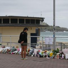 Eine Frau gedenkt der Getöteten bei dem Anschlag am Bondi Beach in Sydney