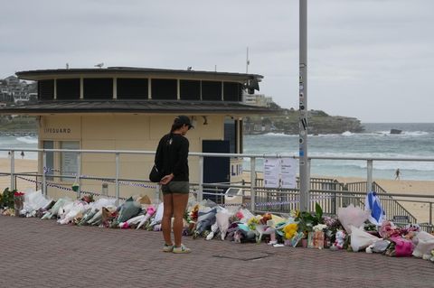 Eine Frau gedenkt der Getöteten bei dem Anschlag am Bondi Beach in Sydney