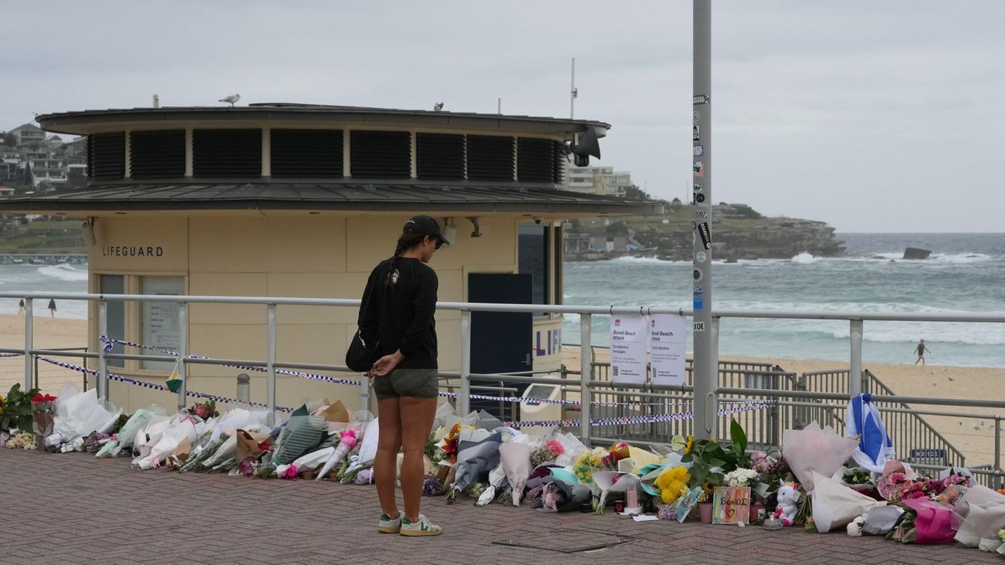 Eine Frau gedenkt der Getöteten bei dem Anschlag am Bondi Beach in Sydney