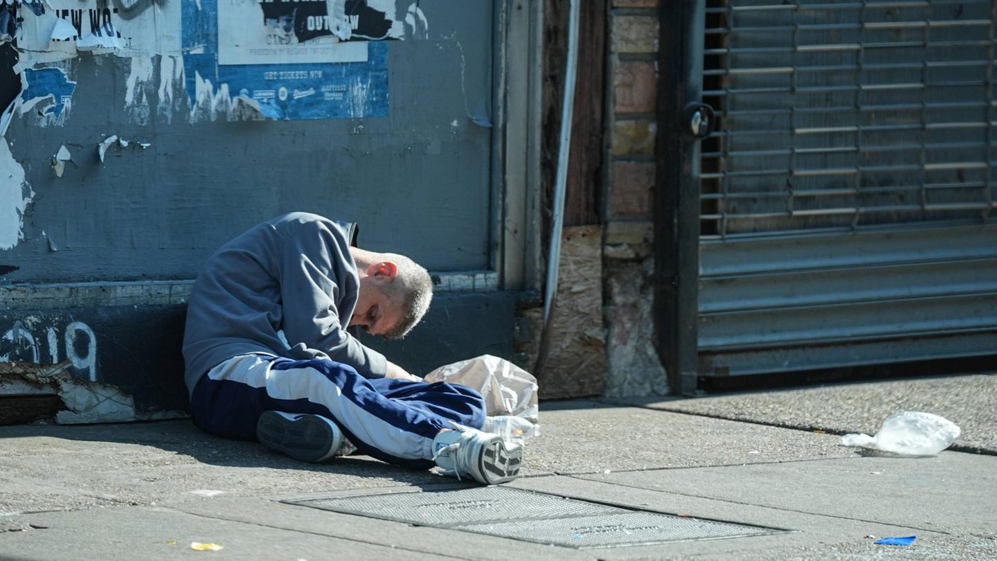 Ein süchtiger Mann sitzt auf der Straße und wirkt weggetreten. Fentanyl steht im Zentrum der Drogenkrise in den USA