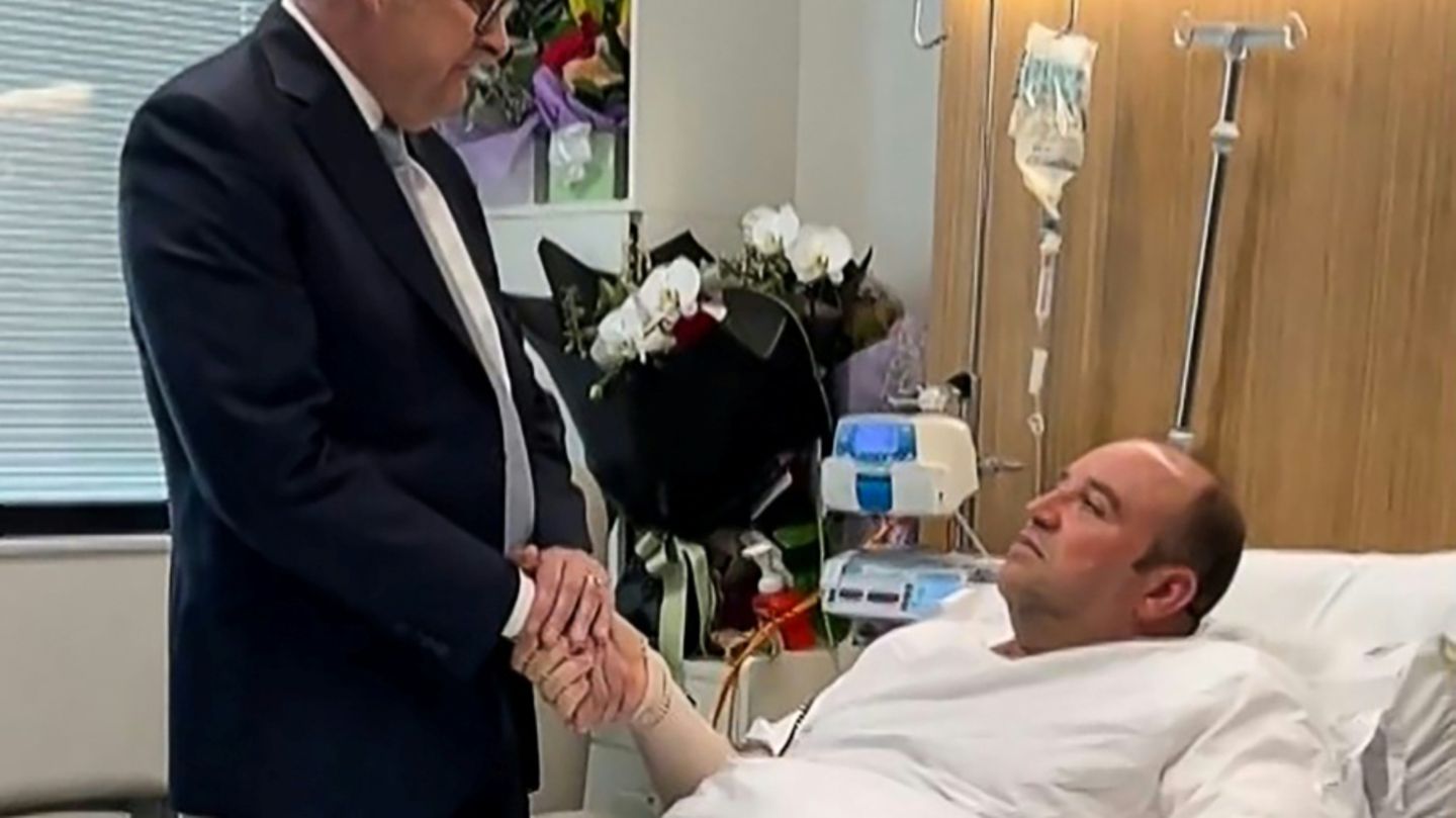 Anthony Albanese besucht den "Helden" von Bondi Beach