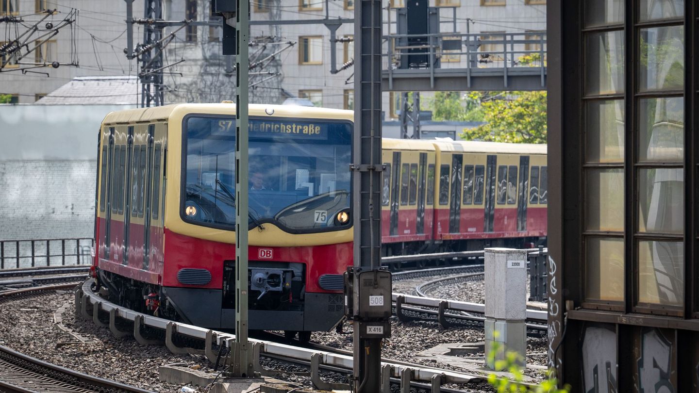 Im Berliner Westen kommt es wegen einer defekten Weiche am Morgen zu Verspätungen im S-Bahn-Verkehr. (Symbolbild) Foto: Soeren S