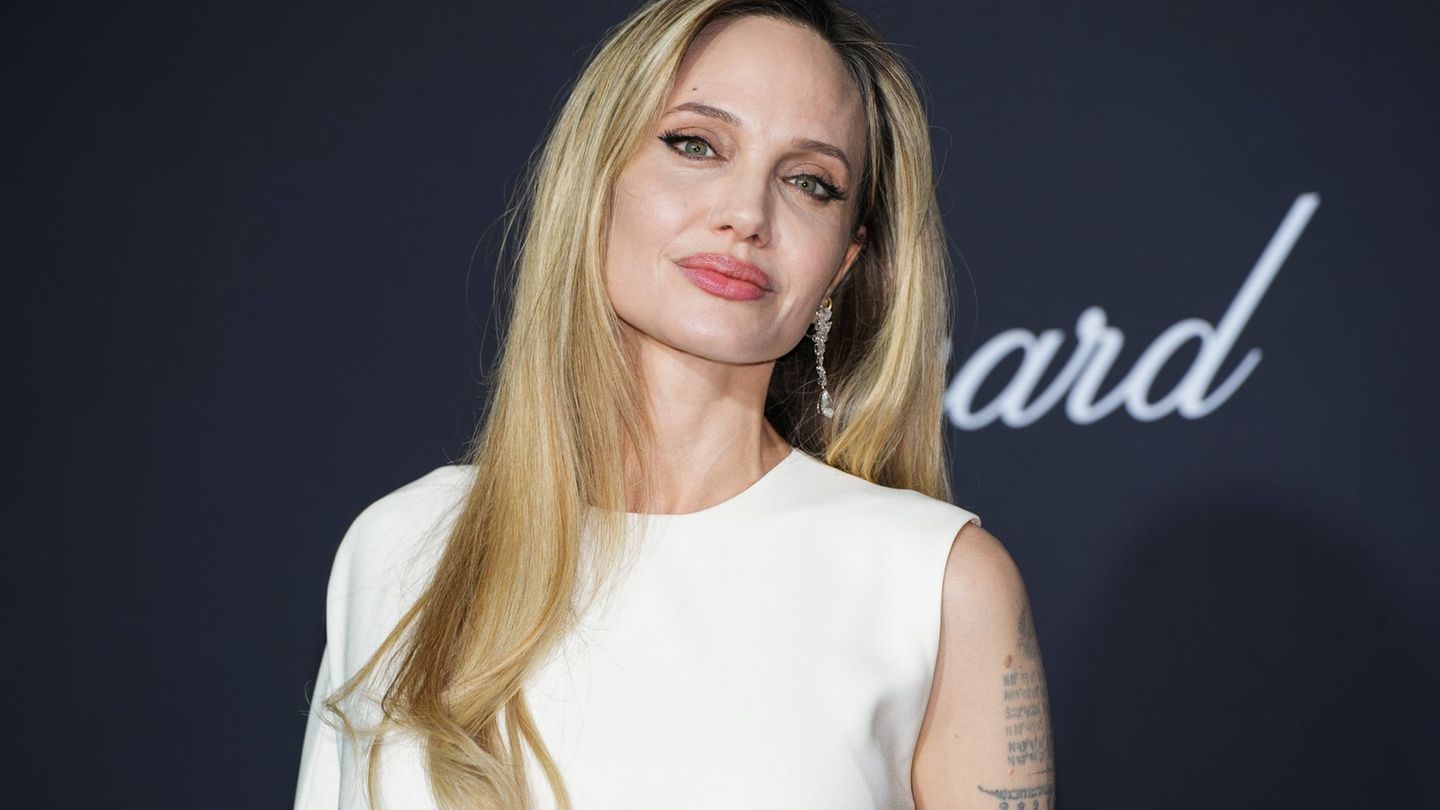 Angelina Jolie spielt in "Couture" eine an Brustkrebs erkrankte Filmemacherin. (Archivbild) Foto: Scott A Garfitt/Invision/AP/dp