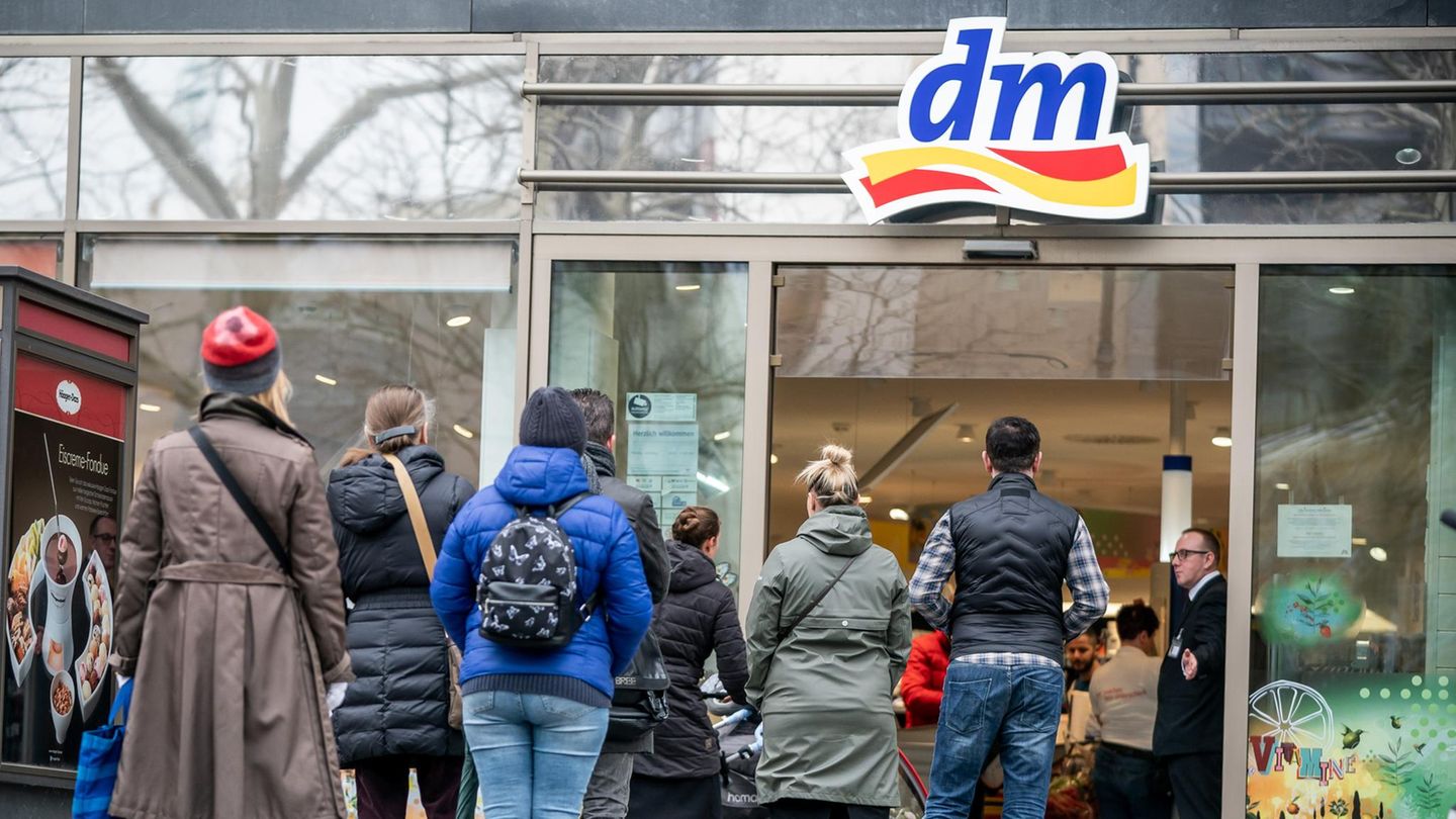 Gesundheitswettbewerb-Medikamente-im-DM-Drogeriemarkt-Apotheken-laufen-Sturm