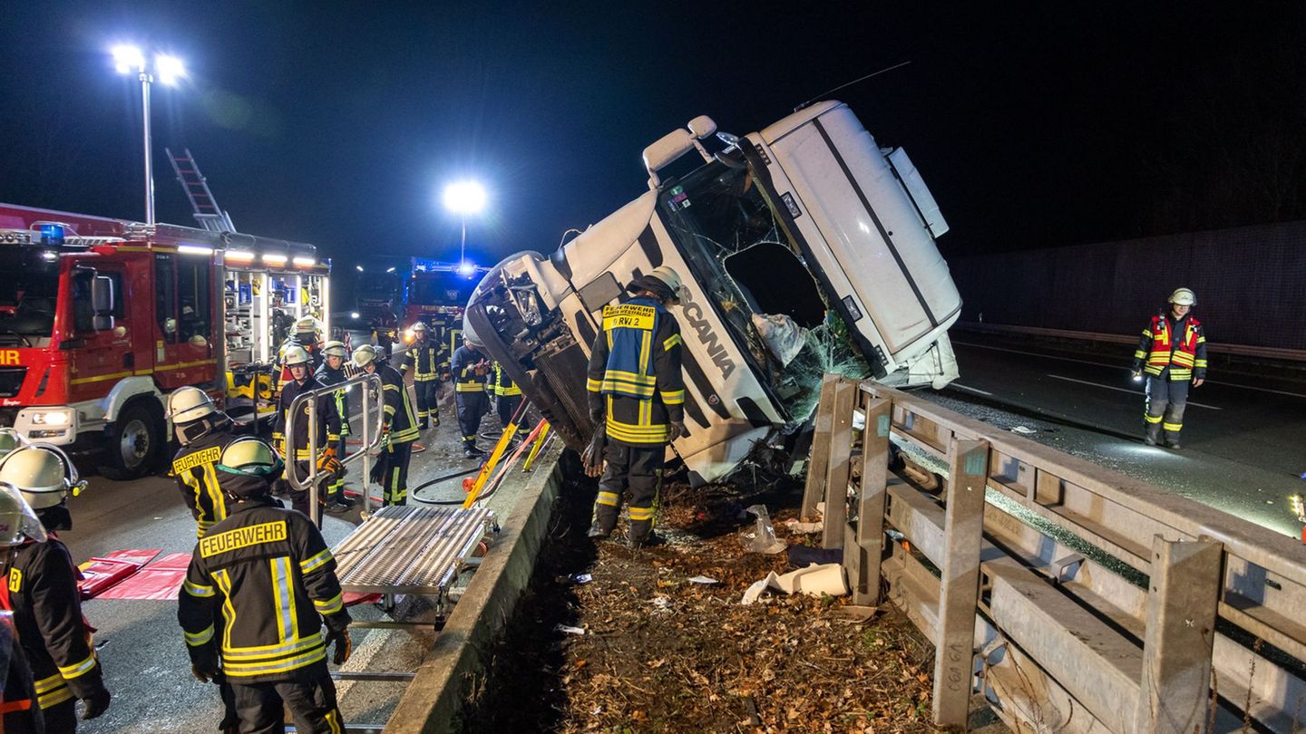 Der Lastwagen landete auf der Mittelplanke. Foto: --/Feuerwehr Porta Westfalica/dpa